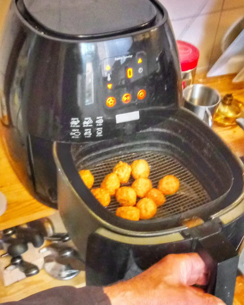 Illustrative photo of air fryer, not the exact Amazon Basics Air Fryer (AFT0003B)