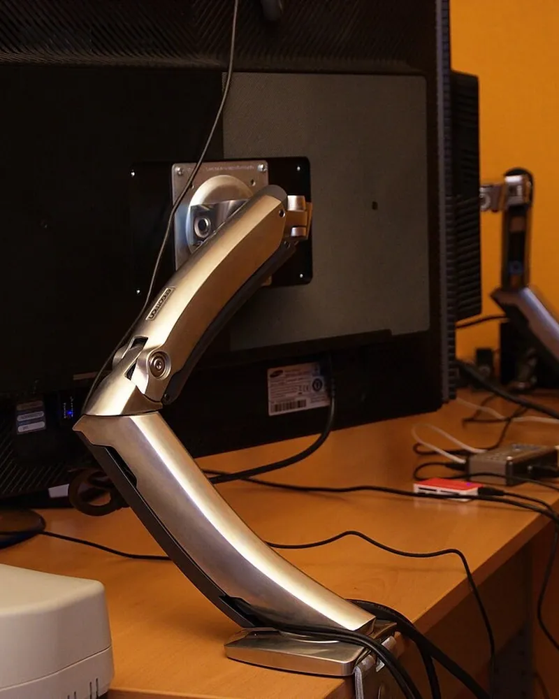 Illustrative photo of monitor arm / setup, not the exact Mount-It! Single Gas Spring Arm