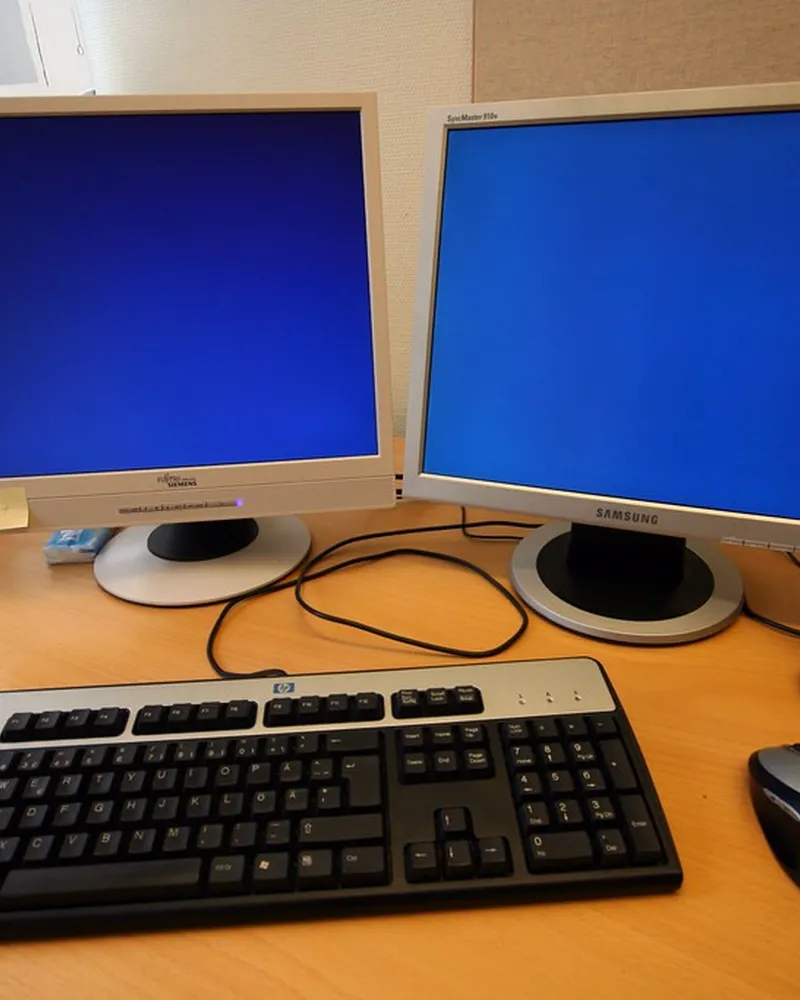 Illustrative photo of monitor arm / setup, not the exact HUANUO Single Monitor Mount