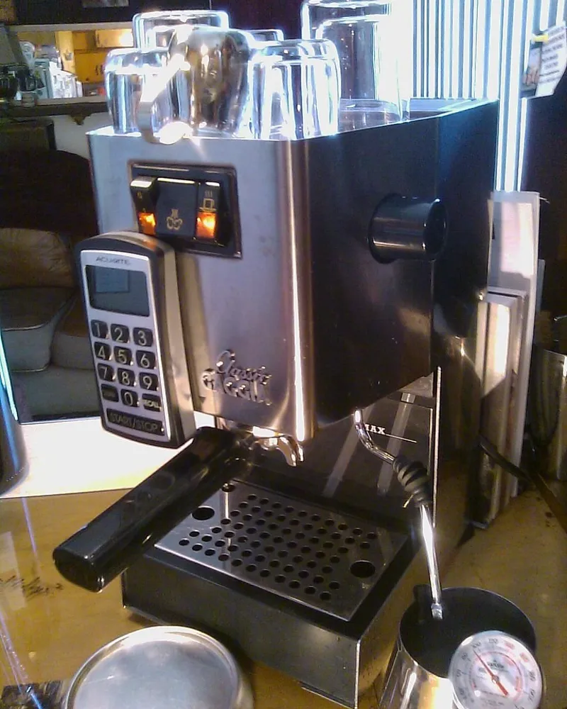 Illustrative photo of a espresso machine, not the exact De'Longhi Stilosa