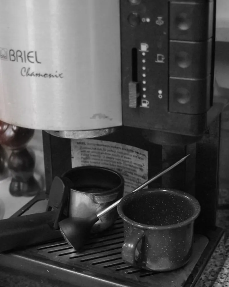Illustrative photo of a espresso machine, not the exact De'Longhi Magnifica Evo