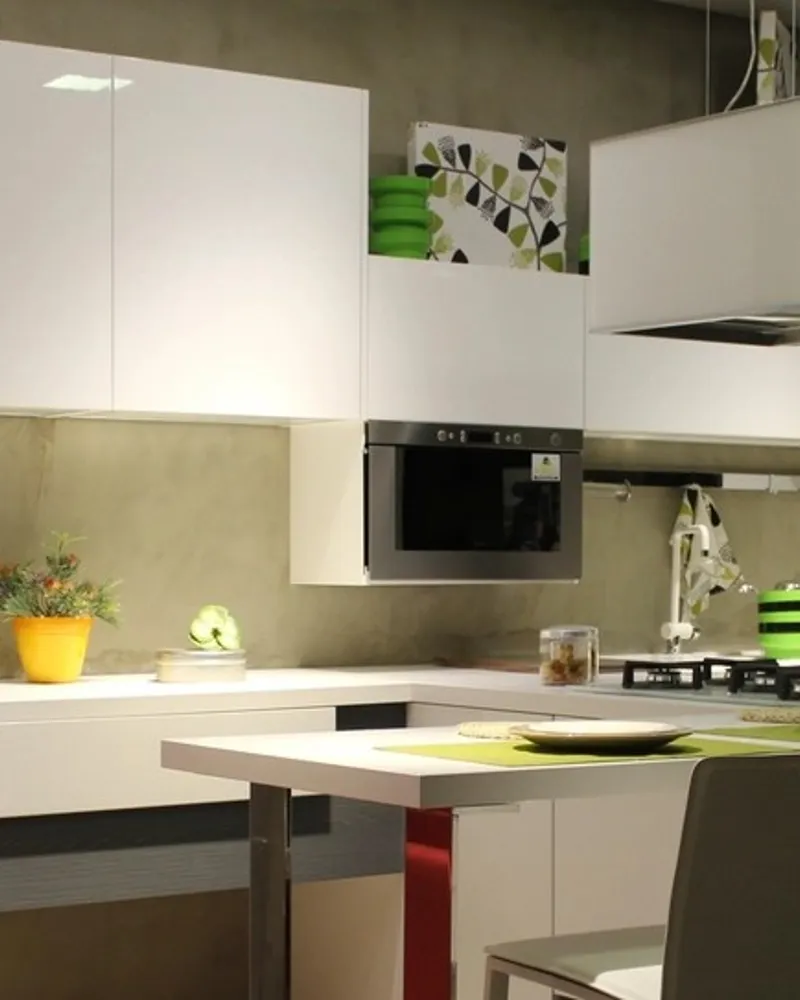 Illustrative photo of a microwave, not the exact Black+Decker EM720CB7 (0.7 cu ft)